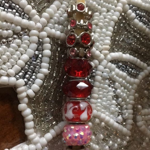 12 beads in various shades of red and pink. - Picture 5 of 5